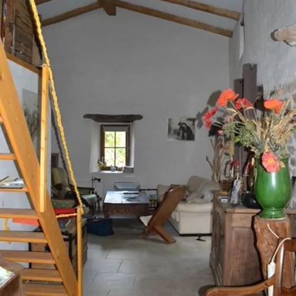 Chambre d'hôtes avec salon privatif en Cévennes Gardoises, hotell i Saint-Jean-du-Gard