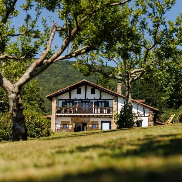 Casa Rural Arotzenea, хотел в Хондарибия