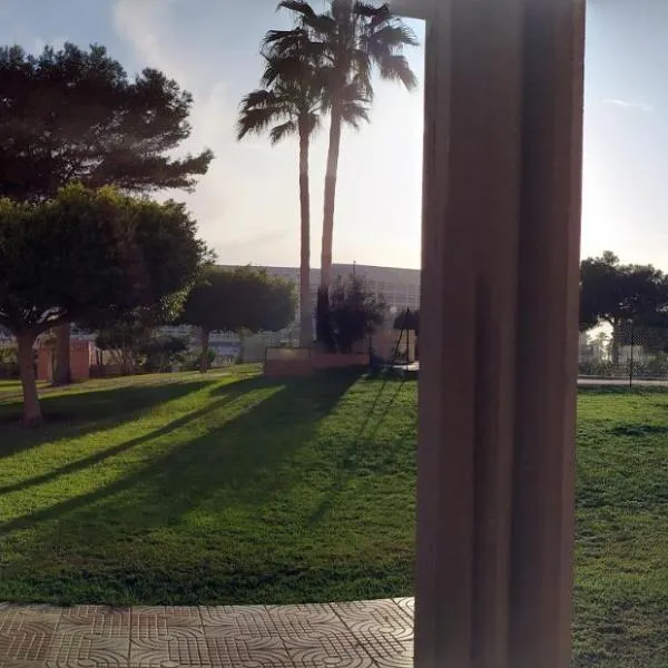 Coqueto apartamento con terraza en la playa, hotel en Roquetas de Mar