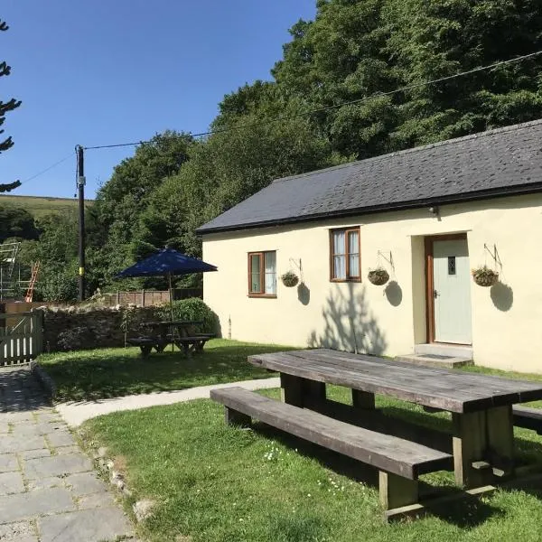 The Exmoor Forest Inn Cottage、Simonsbathのホテル