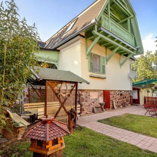 Tamás Apartman Balatonföldvár szívében- egész évben nyitva!, hotel in Balatonföldvár