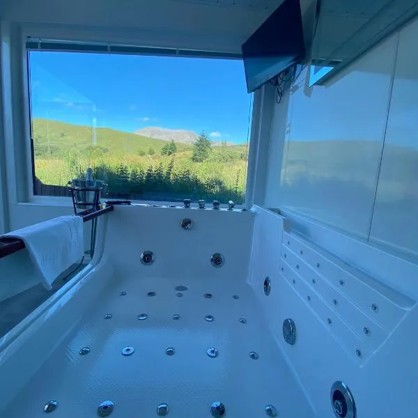 Highland Stays - Ben View Studio Pod & Jacuzzi Bath, hotel di Fort William