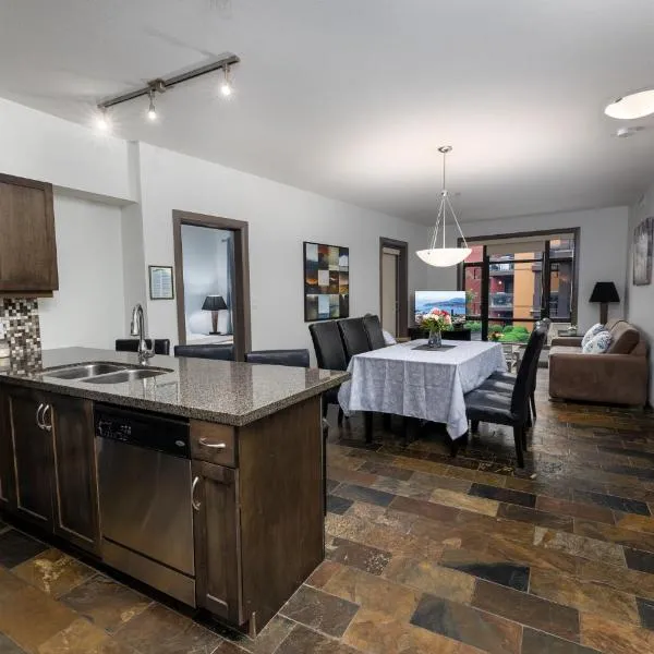 Upgraded lakeside resort dream vacation home, hotelli kohteessa Kelowna