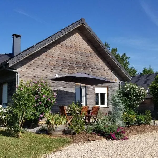 Gîte de la Tuillère, maison contemporaine en bois avec vue et piscine, hotel in Saint-Robert