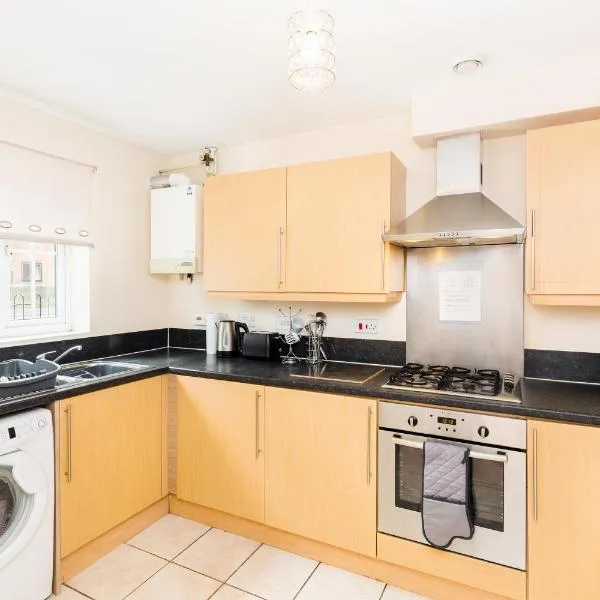 Great 4 bed house in Black Country, hotel en Tipton