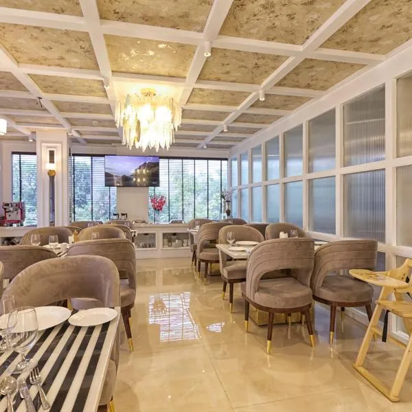 ๋ฉ๋ฃจํธ์ ์์นํ ํธํ
Hotel Royal 9