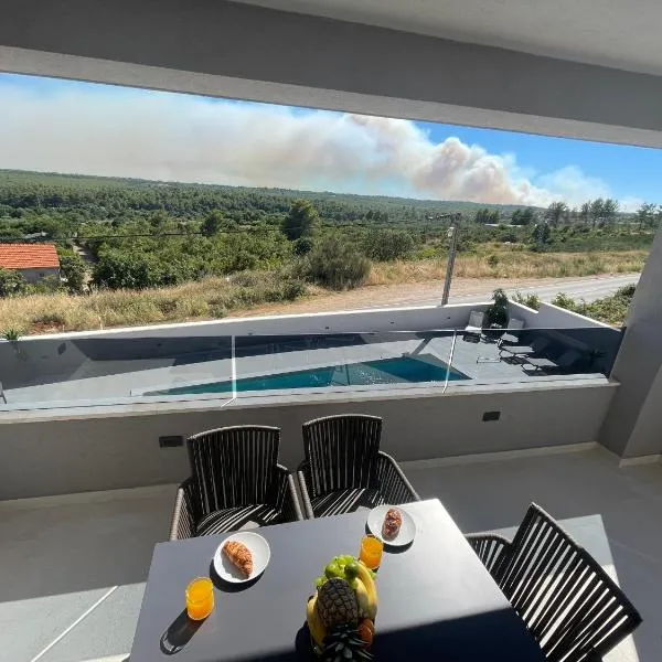 Villa Madison, Spacious Sea View Apartments Near Zadar with heated pool, hotelli kohteessa Posedarje