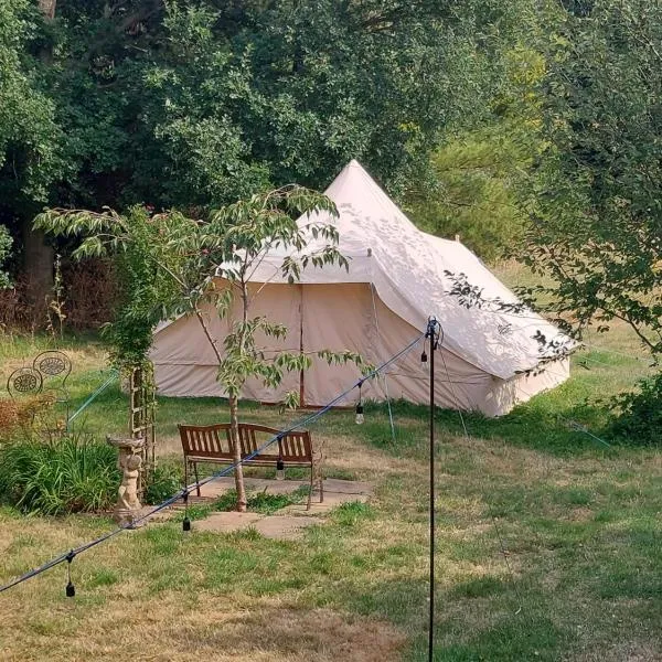 Bedouin tent Secret garden glamping, hotel i Marston