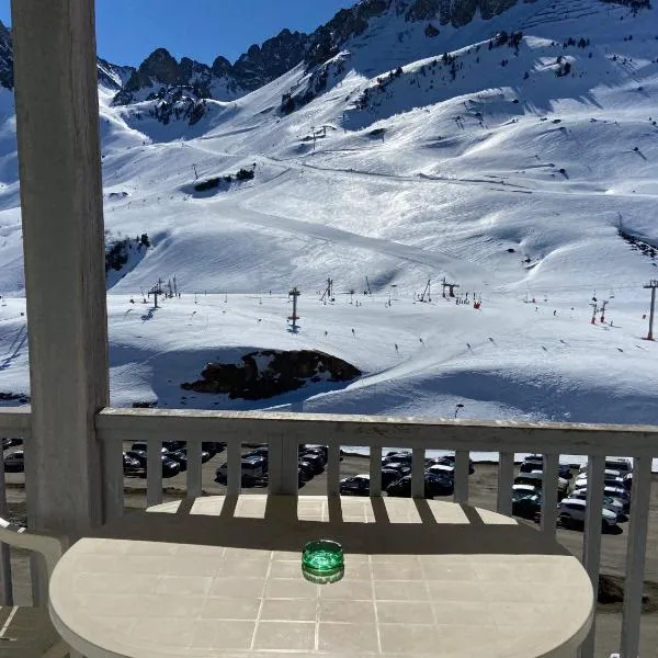 Appartement T2 4 personnes, pied des pistes, parking privé, piscine, готель у місті Ла-Монжі