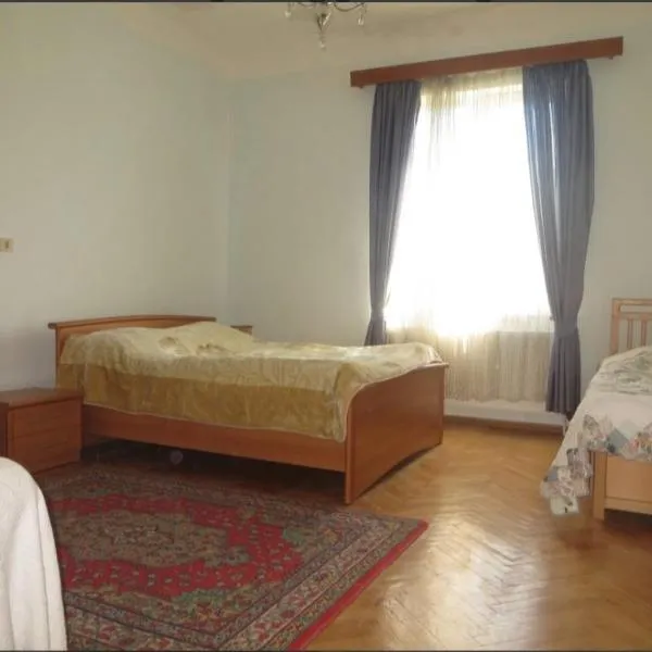 Family Guest House Marso, hotell i Itʼkhvisi