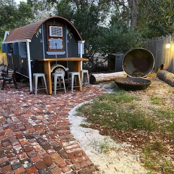 Gypsy Van Tiny House with Unique Outdoor Bathroom, WIFI & Firepit, hotel in Coodanup