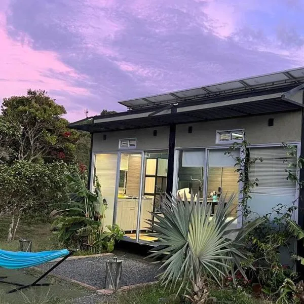 TINY HOUSE , frente al lago, хотел в Madroñal