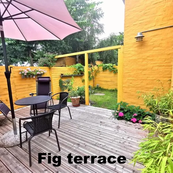 The FIG Studio - "Den Gule Svane" Guest House - near Rønne & Beach, hotel v destinaci Ronne
