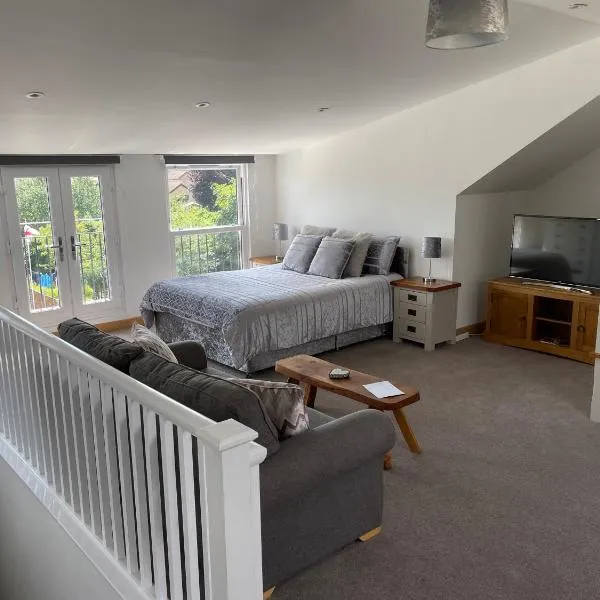 Very Large lovely double room loft apartment, hotel in Beccles