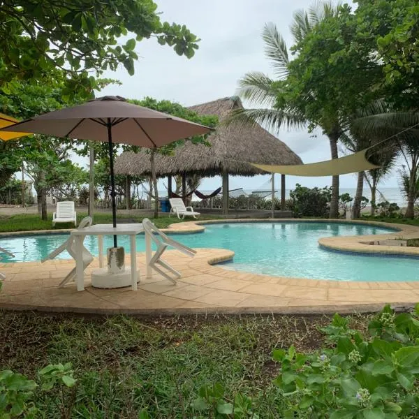 Cabo tortuga bungalows, hotel v destinaci Monterrico
