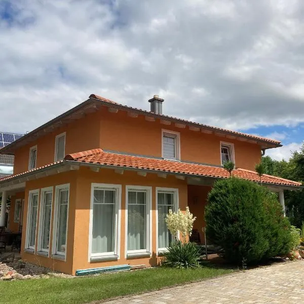 Villa Toskana Wohnung 1, hotel v destinaci Wackersdorf