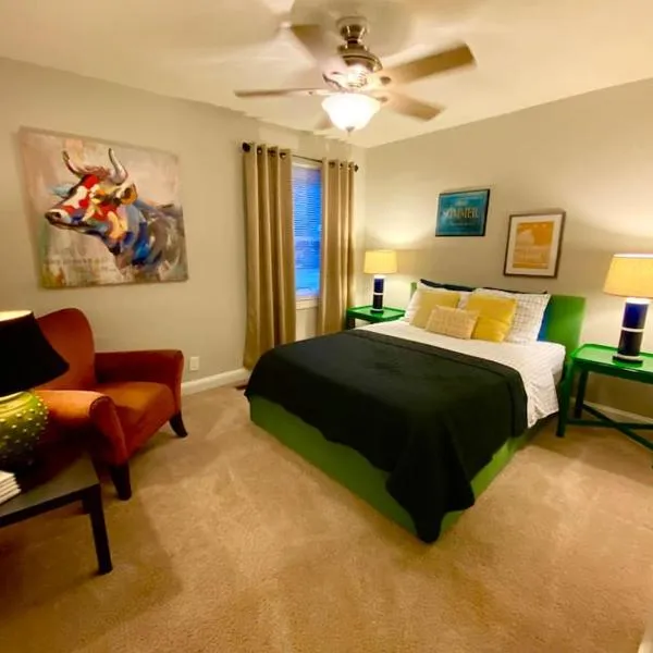 Charming Condo Near Downtown, NCSU and PNC Arena, hotel in Raleigh