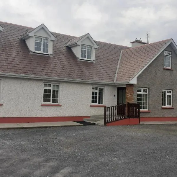 Spacious 6-Bed House 10 minutes from Knock Airport, hotel v destinaci Ballaghaderreen
