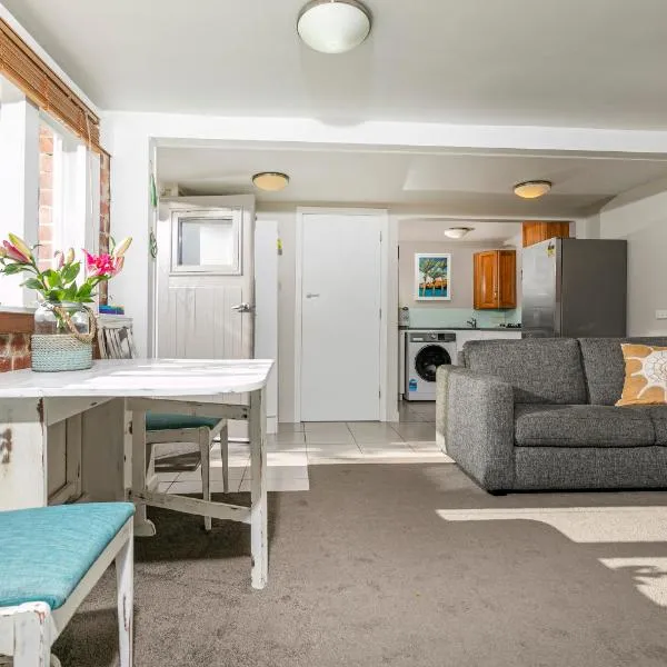 Whitby Studio - Mairangi Bay Beach, hotel in Auckland