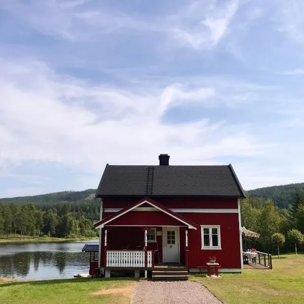 Mysigt fritidshus och annex med eget sjöläge!, hotel en Axland