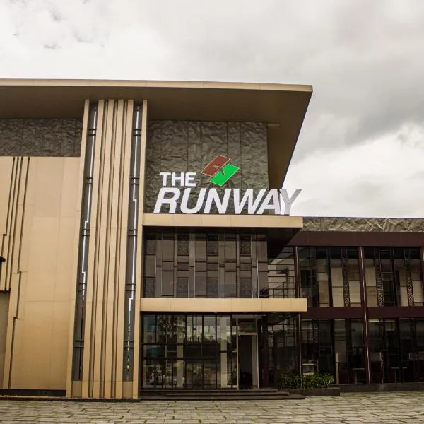 THE RUNWAY HOTEL, hotel a Kāladi