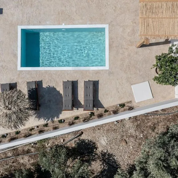 Golden Sand Villas with Private Pool, hotel en Vívlos
