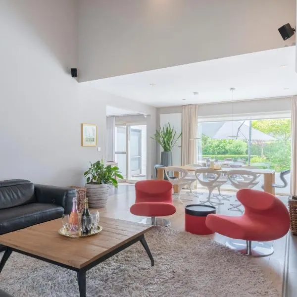 Ruime woning met grote omheinde tuin, hotel v destinaci Hasselt
