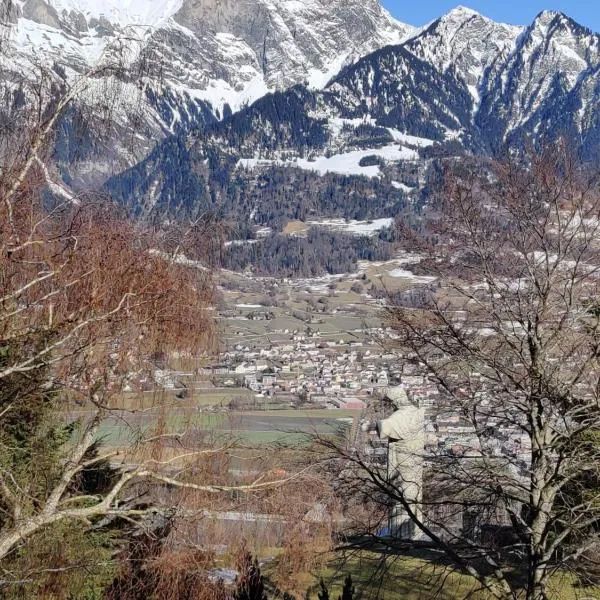 Grosse 4 Zimmer Wohnung mit traumhafter Aussicht, hotel in Bad Ragaz