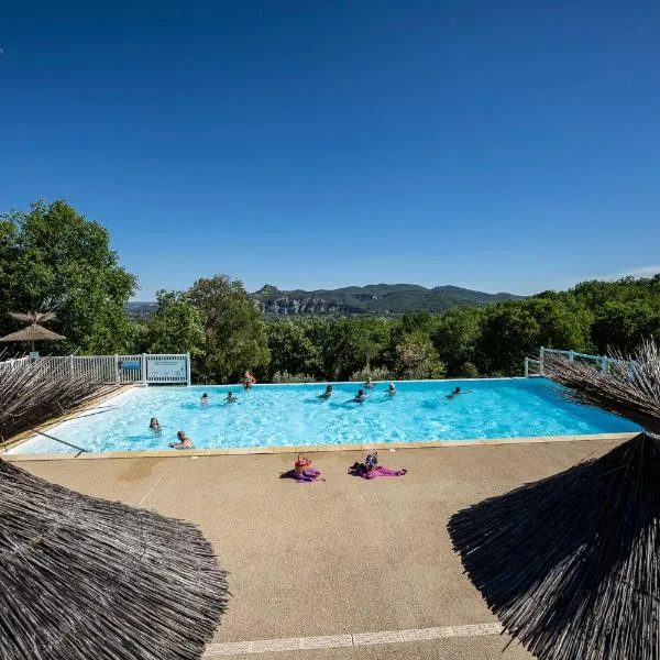 Charmant camping Familiale 3 Etoiles vue 360 plage piscine à débordement empl XXL – hotel w mieście Labeaume