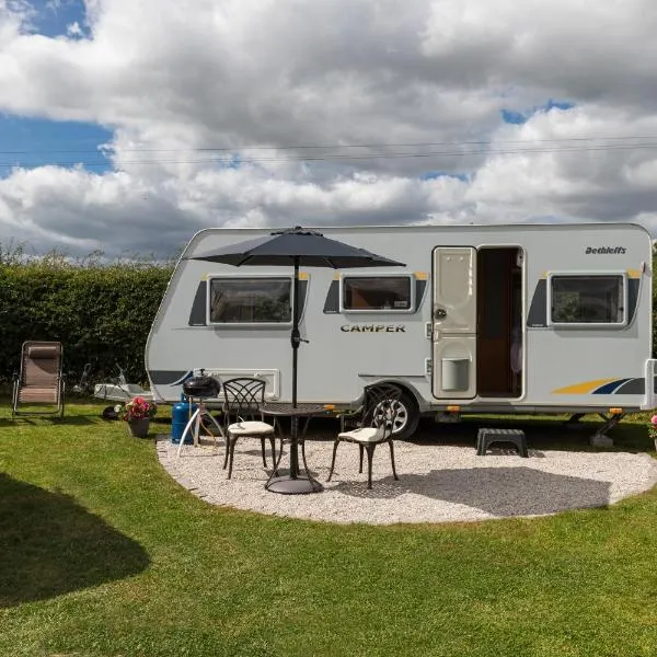 Cosy Caravan on Luxury Campsite, hotel v destinaci Hulme End