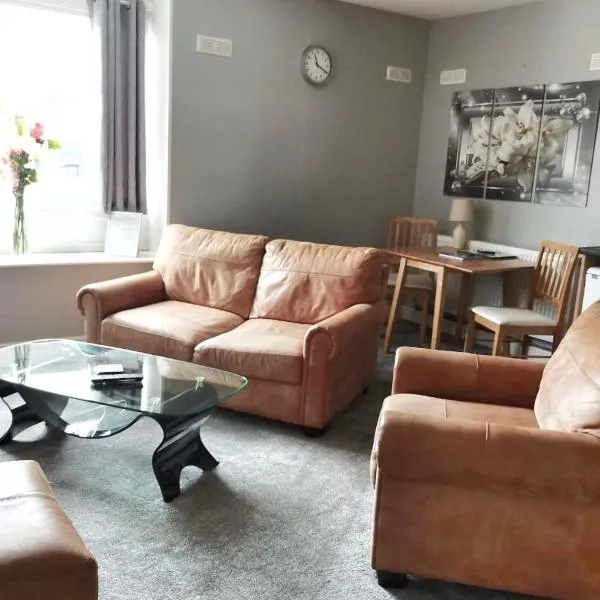 Gwynedd House Flat 1, hotel in Moelfre