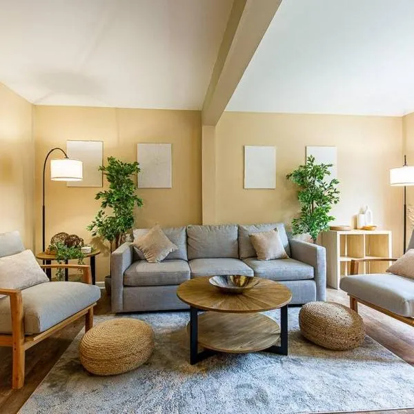 The Nest at Harmony Woods: Lux DC getaway + office, отель в городе Джермантаун