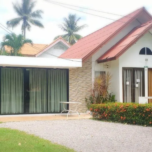 Baan Golden Resort, hotel in Baanphakrimlay 