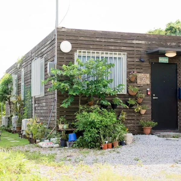 Yellow Submarine Guesthouse - Vacation STAY 98284v, hotel en Sakimotobu