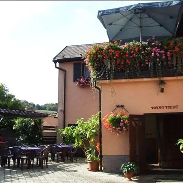 Restaurace a penzion Na Růžku，Mořina的飯店