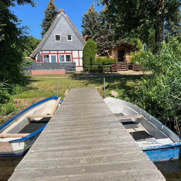 Haus am See mit Steg, Boot, Kamin und Sauna - Mecklenburgische Seenplatte, hotel in Blankensee