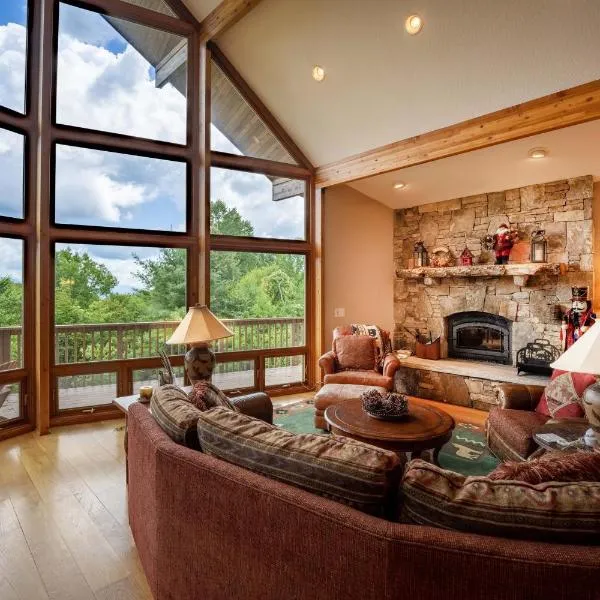 --Mountain Chalet Getaway with Breathtaking View Next to Tail of Dragon--, hotel v destinaci Robbinsville