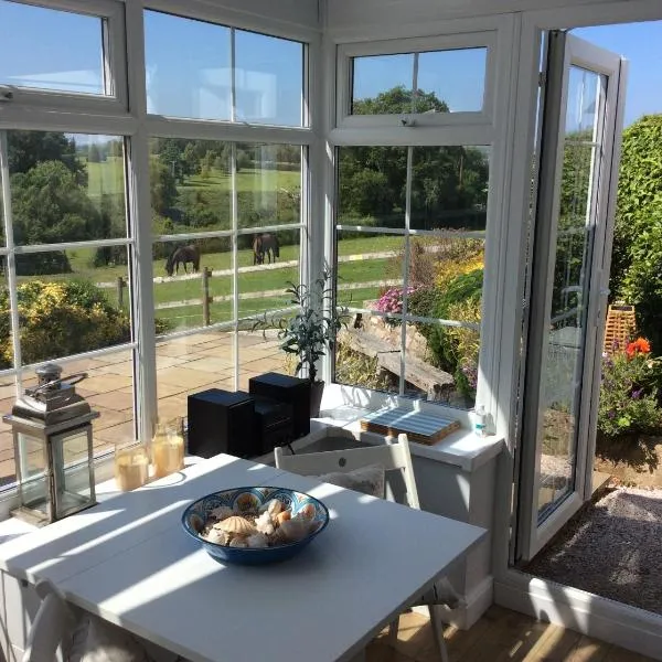 Ty Bach, 1 bedroom home with hot tub and views, hôtel à Llansannan