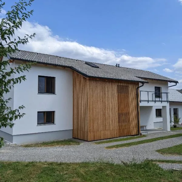 Klančarjeva domačija - Spacious countryside apartment on an eco farm、Videm - Dobrepoljeのホテル
