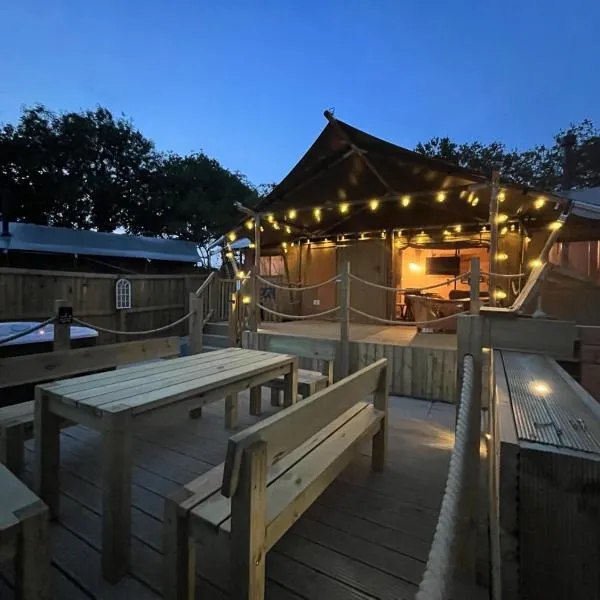 Lion King Safari Tent, hotel v destinaci Tenby