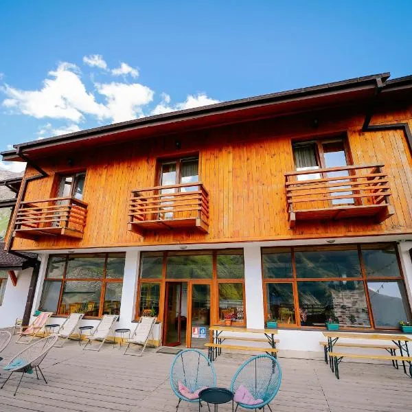 Alpenhaus Kazbegi Hotel & Restaurant, hotel in Arsha