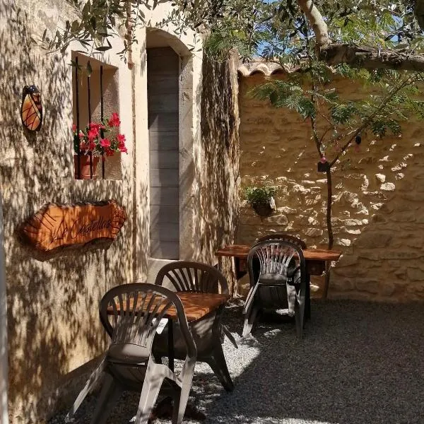 Les Gîtes sous l' Olivier en Camargue, hotel in Vauvert