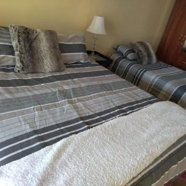 Rebanien2 Overnight Accommodation Double and Single bed, hotel em De Aar