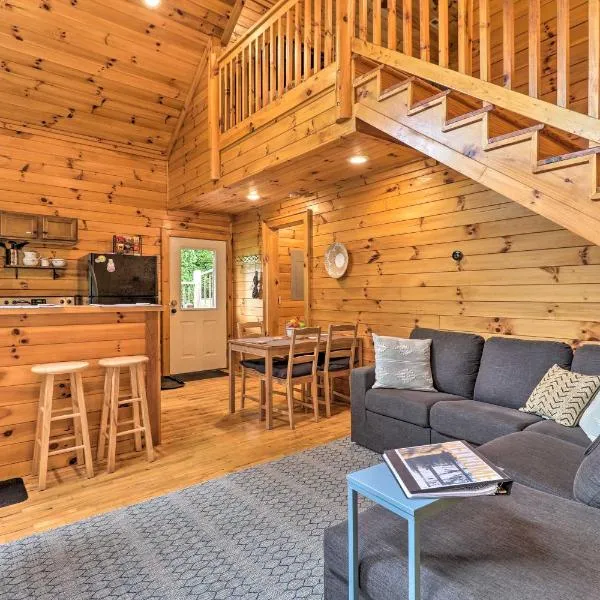 Cozy Boone Cabin with Deck Close to Downtown!, hotel v destinaci Boone
