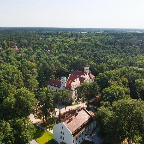 Dobry Zakątek Dom Rekolekcyjny, хотел в Констанцин-Езерна