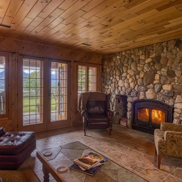 Pine Ridge, Log Home with Lake View and Backyard, hotel in Invermere