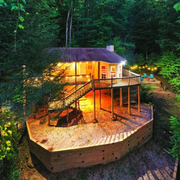 Cozy Cabin Retreat - Hot Tub, Fireplace & Fire Pit: Sugar Hill şehrinde bir otel