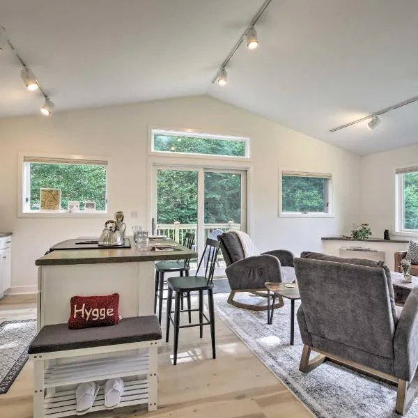 Airy and Bright Hideaway Near Smugglers Notch!, hotelli kohteessa Fairfax