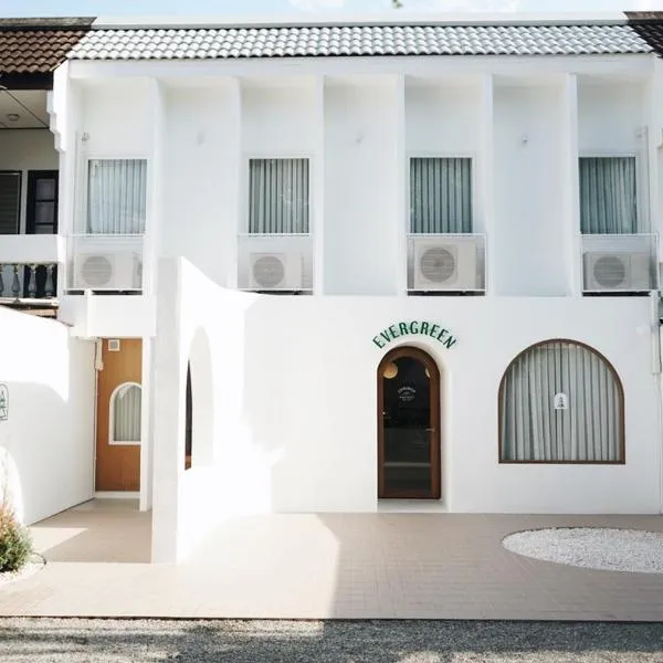Evergreen Cafe and Hotel, hotel di Chiang Mai