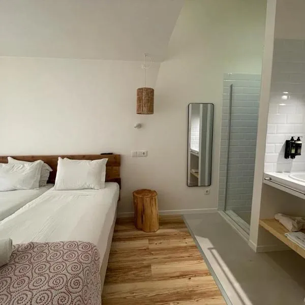 Altinho B&B - Quartos - Rooms - Odeceixe, hotel in Odeceixe